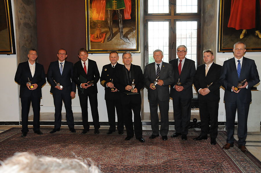 Od lewej: Wiesław Frankowski, Wiesław Kleba, prof. Marek Dobosz, kmdr Tadeusz Drybczewski, Leszek Skrla, Zbigniew Ptak, Zbigniew Strzelczyk, Dariusz Labuda, Sławomir Halbryt